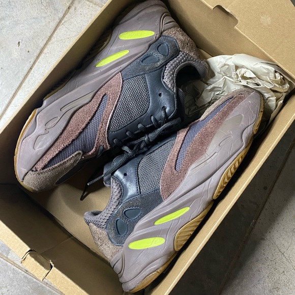Mauve Yeezy 700 - Picture 2 of 7